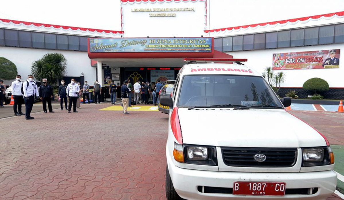 41 dead after fire breaks out at overcrowded Indonesian prison