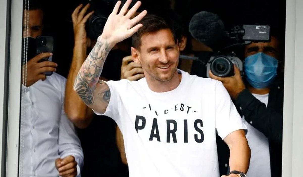 Messi arrives in Paris to complete Qatar-owned PSG move