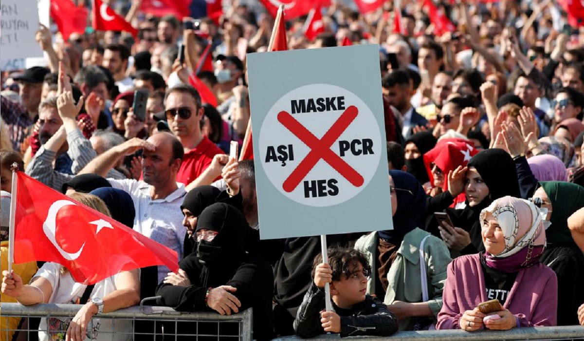 Thousands protest new Turkish vaccine and test rules