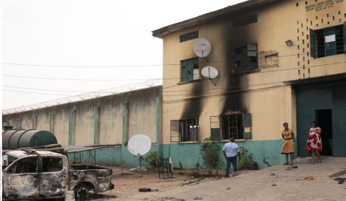 Nigerian gunmen use dynamite to break into prison, free over 800 inmates